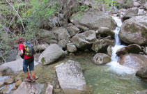 Cruzamos el arroyo de Sallent a través de unos bloques de piedra.