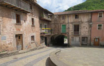 Plaza porticada de Sant Privat d´en Bas.