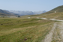 Vista hacia el Pirineo axial desde el Pla de Beret.