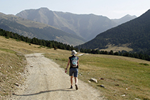 Entre prados, camino a Montgarri.