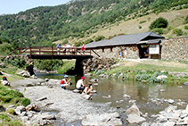 Disfrutando de las frías aguas del río.