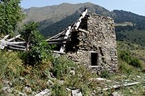 Fuera de la ruta base: restos del pueblo abandonado de Montgarri.