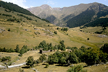 Fuera de la ruta base: dejando atrás el pueblo abandonado de Montgarri.