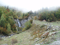 Al fondo ya podemos ver la cascada del Saut deth Pish y su refugio.