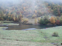 Lago de Varradós entre la niebla.