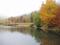 El estanque de Varradós en otoño.