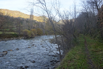 Bonito camino ribereño junto al río Noguera Pallaresa.