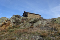 Ermita de Sant Josep d´Olp, en la cima de la loma de Sant Josep.