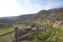 Agradable tramo llano que recorre la falda oriental de la montaña.