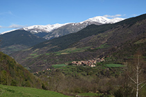 Vistas de Pardines con el Puigmal al fondo.