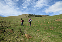 Vamos a buscar el camino que hay en la cresta de la montaña.