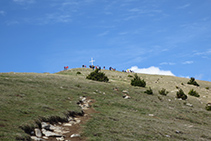 La cruz de la cima del Taga es bien visible.