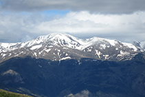 El Puigmal, medio nevado.