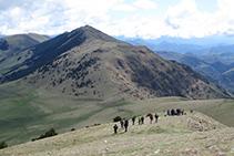 Bajando, con las montañas de la sierra Cavallera delante nuestro.