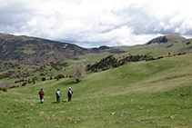 Bajando hacia el lago de Can Roca. Al fondo podemos ver la casa del Orri Vell.