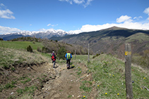 Seguimos bajando por una pista de tierra.