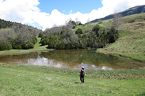 El lago de Can Roca, un bonito lugar para hacer una pausa en el camino.