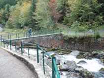 Puente metálico para cruzar el río.