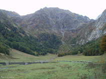 Cruzamos el río por el puente de las Garonetes. Al fondo, delante nuestro, el Tuc de Neres.