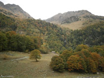 Cabaña de la Artiga de Lin y, al fondo, la cascada de Pomèro.