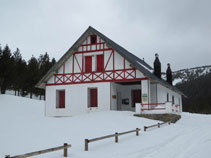 Fachada característica del refugio.