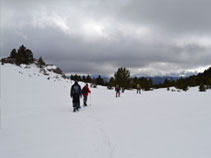 Bordeamos la tímida cima de los Collets (2.064m) por su derecha.